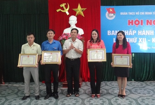 Đồng chí Nguyễn Phước Khanh – Phó Trưởng Ban Thường trực Ban Dân vận Tỉnh ủy tặng bằng khen cho các tập thể và cá nhân có thành tích xuất sắc trong chiến dịch thanh niên tình nguyện hè
